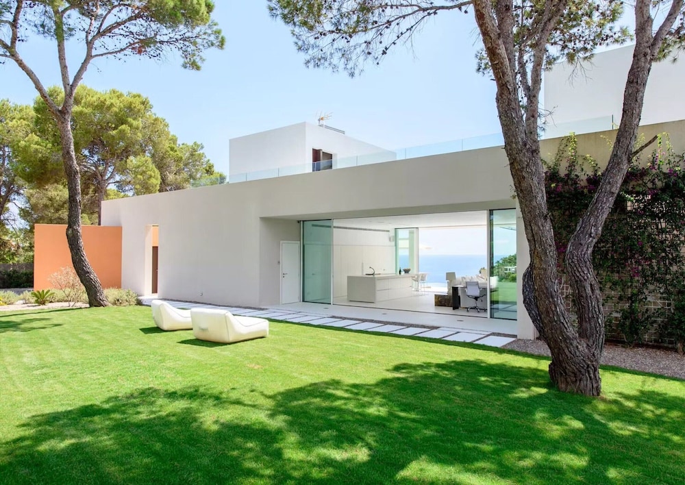 Stylish Villa With Infinity Pool