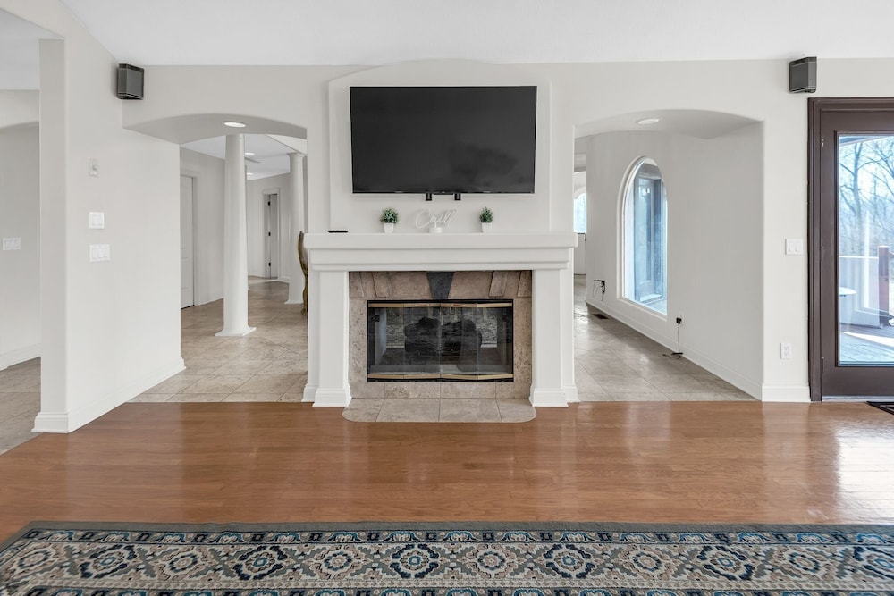 Luxury Villa with Mini Pool, Fireplaces & Scenic Views