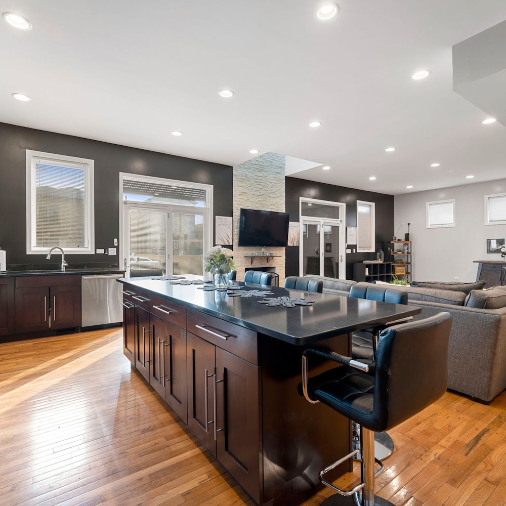 Spacious Luxury Retreat 8 Bed Oasis With 6 Baths