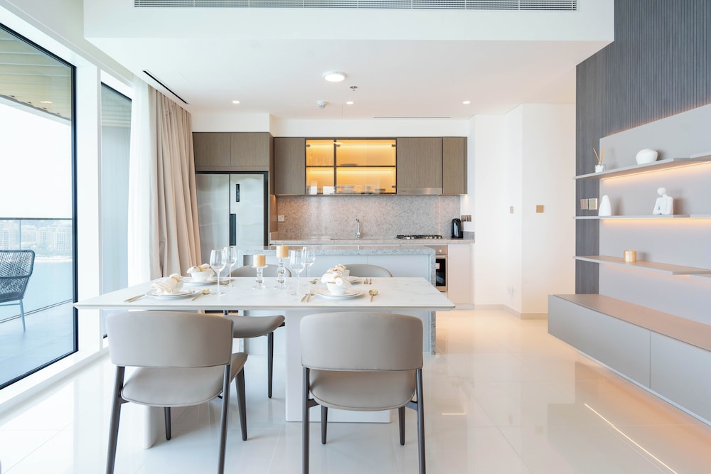 KeyRock - Grand Bleu Apt with Palm View