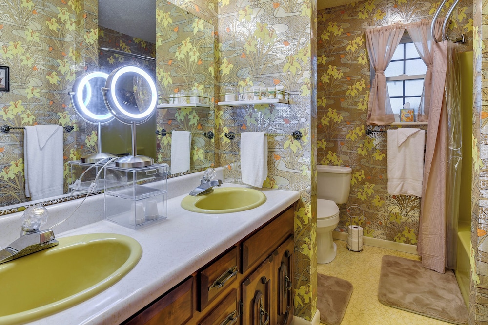 Vintage Chipley Getaway on Large Private Property - Property Image 10