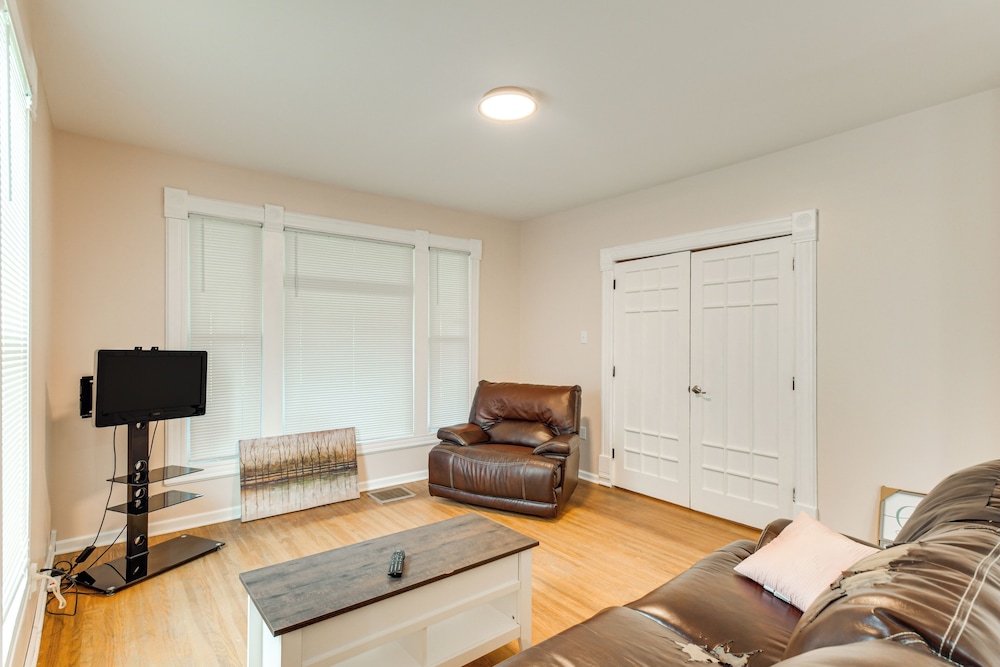 < 1 Mi to Main St: Quiet Apartment in Galesburg!