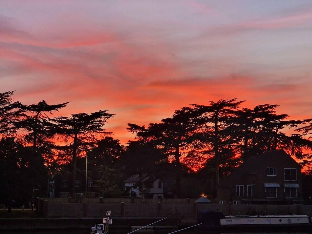 Romantic 3beds Yacht Escape on Thames view 5