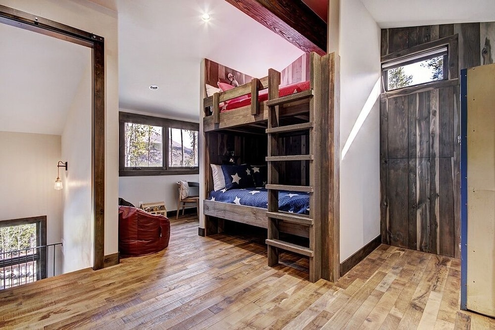 Hawk's Hideaway 6 Bedroom Home