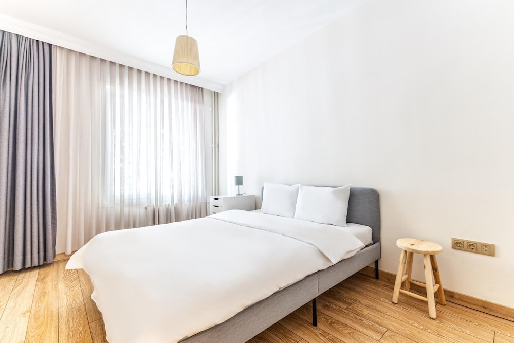 Flat w Balcony 1 min to Bagdat Avenue in Kadikoy