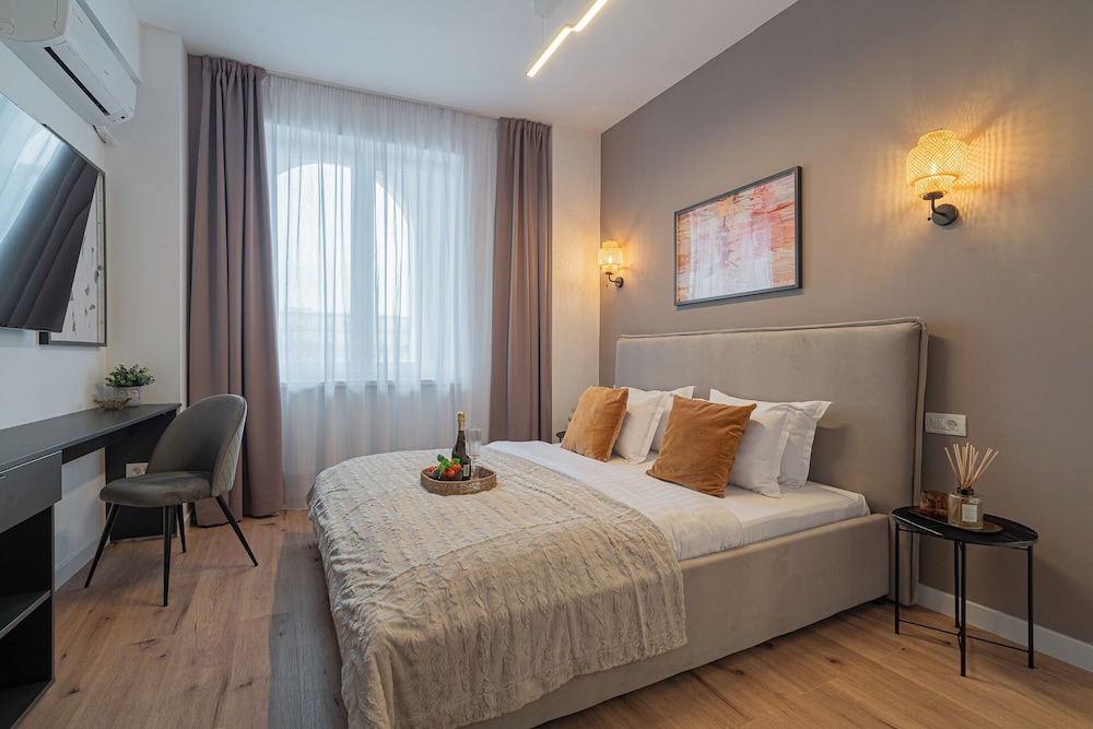 Loggia & Luxe 4BR Penthouse in Universitatii Area