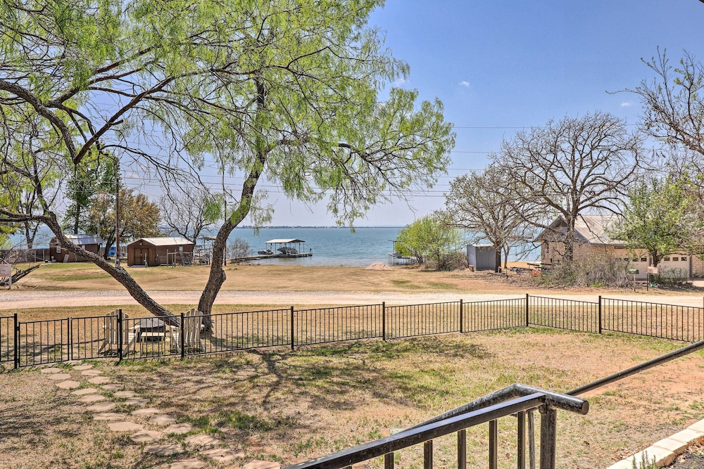Charming Burnet Cottage w/ Lake View + Porch! view 3
