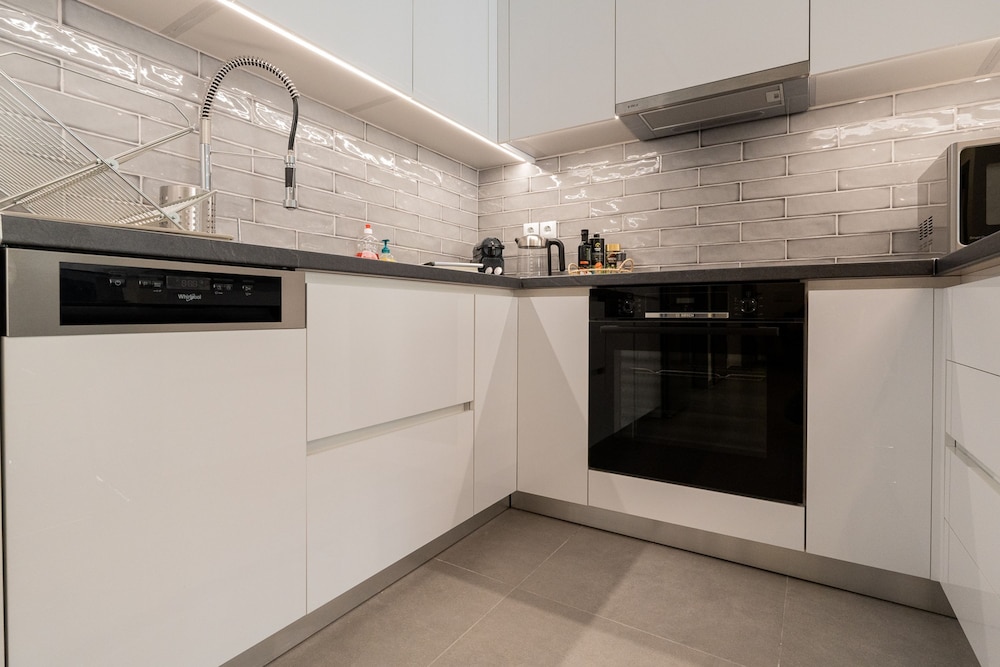 LIV - Luminous Spacious Apartment in Pagrati