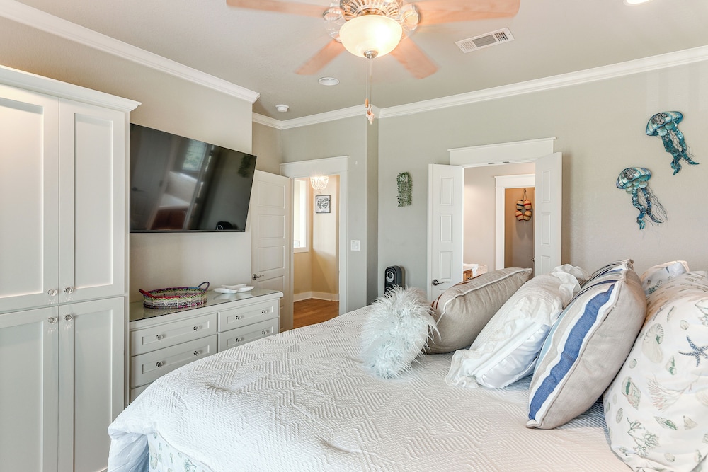 2 Blocks to Shore: Crystal Beach House w/ Yard!