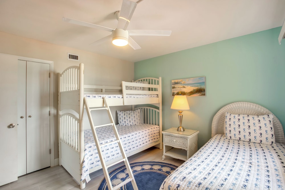 4 Mi to Lovers Key SP: Modern Condo w/ Ocean Views