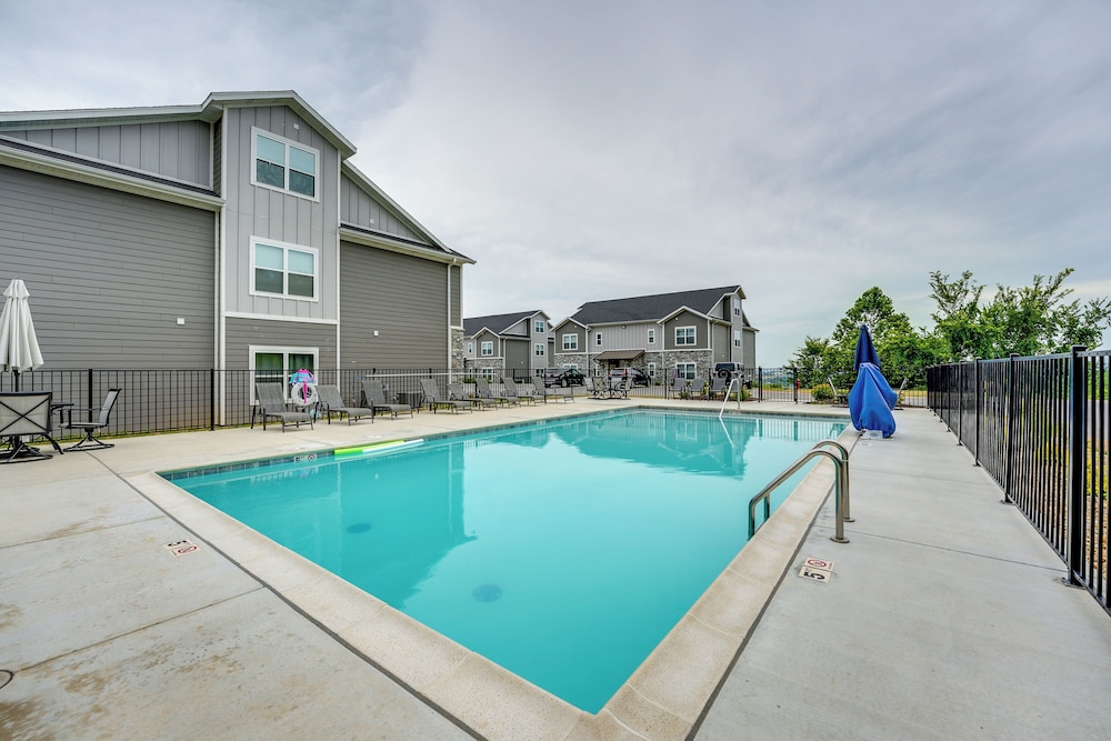 2 Mi to Table Rock Lake: Branson Condo w/ Balcony!