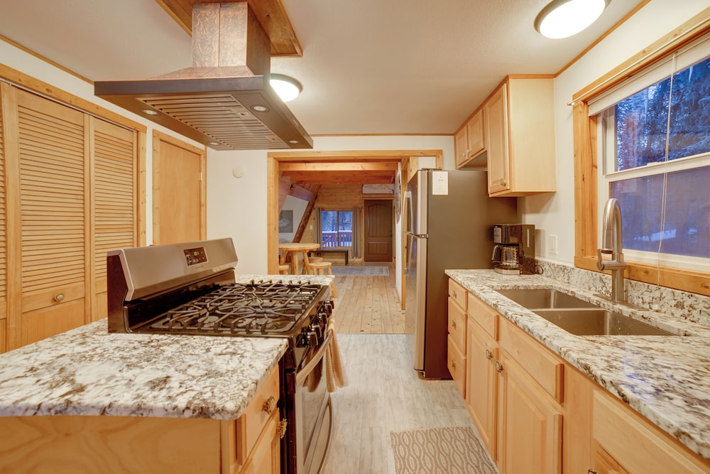 Studio Steps to Kenai River w/ Fire Pit!
