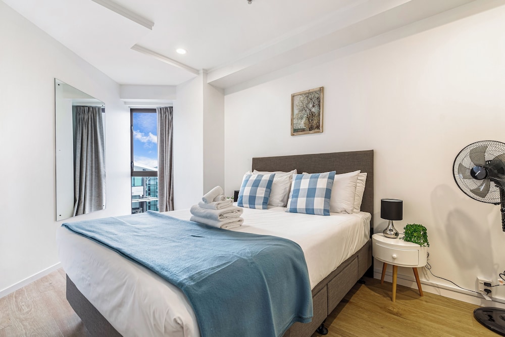 Central CBD Apt | Balcony & Style | Zodiak Stays