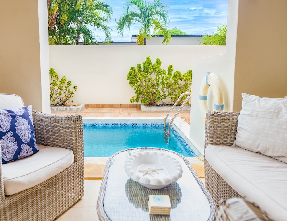 Large Townhouse with Plunge Pool, 3 mins from Beach - Turtle View 2 by BSL Rentals