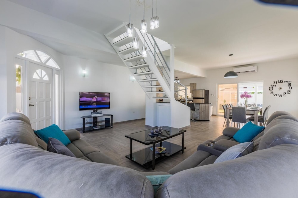 NEW Modern Stylish 6BR 6BA Villa Near Palmbeach
