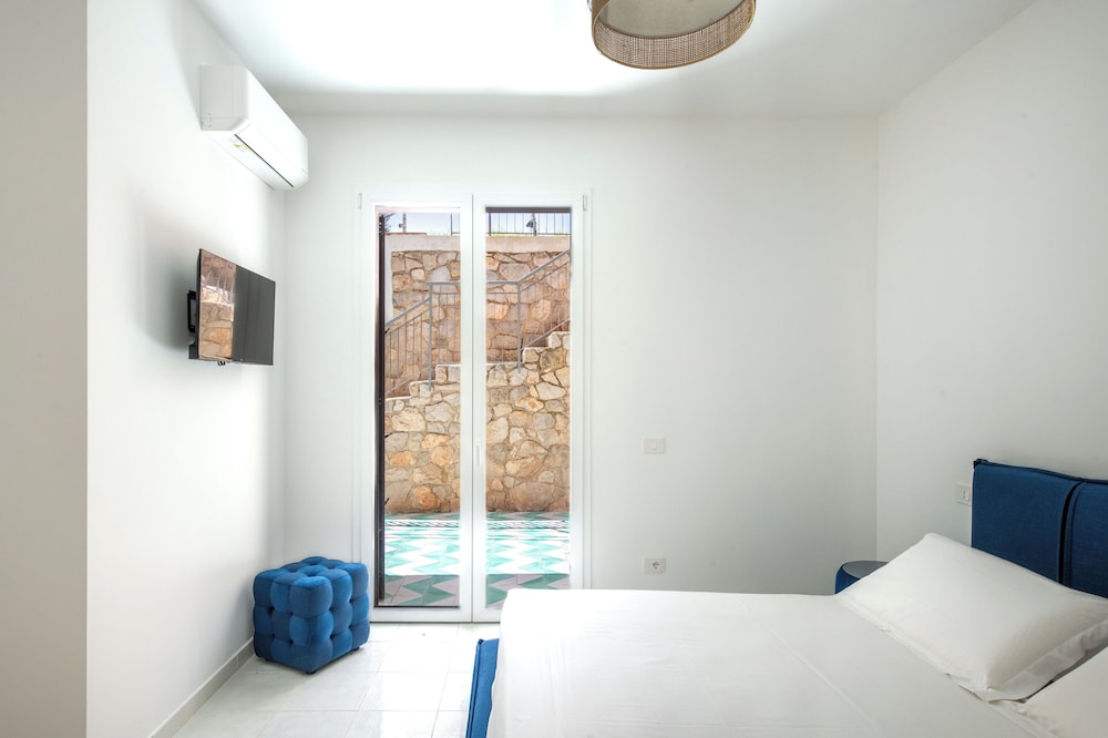 Sea Frame Design Apartments with Pool by Wonderful Italy