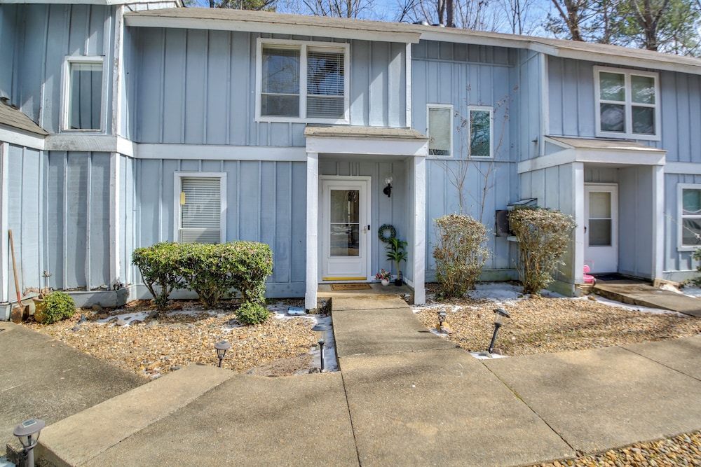 Walk to Lake & Pool: Hot Springs Village Getaway