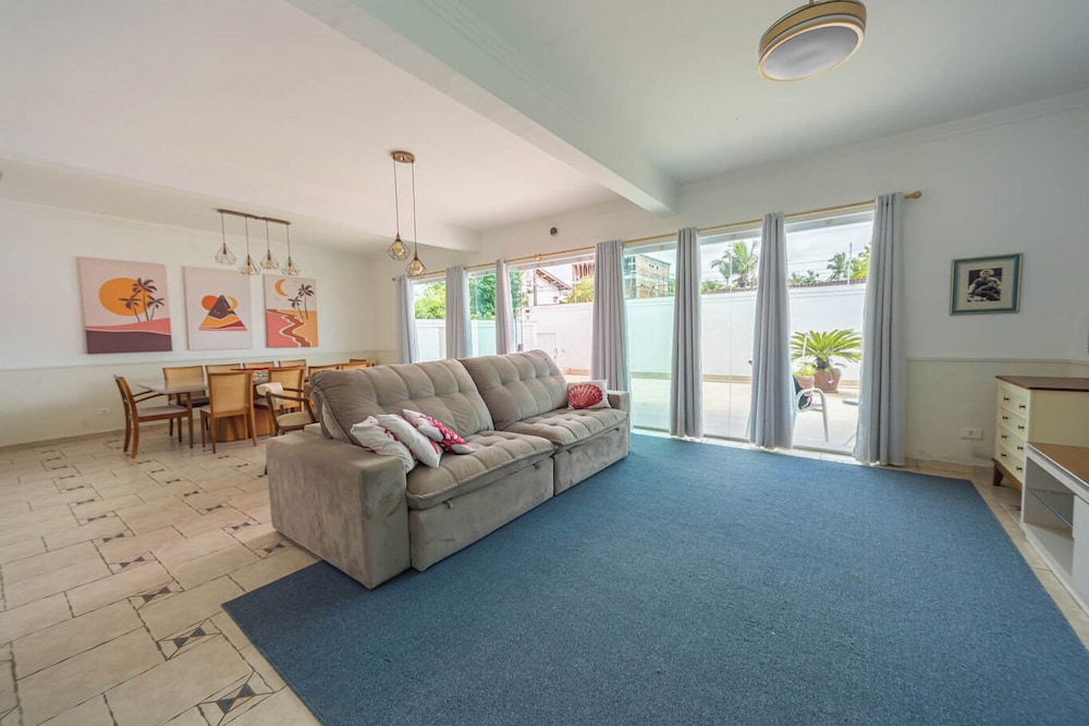 Casa Pet Friendly com 3 su tes a 200m da Praia