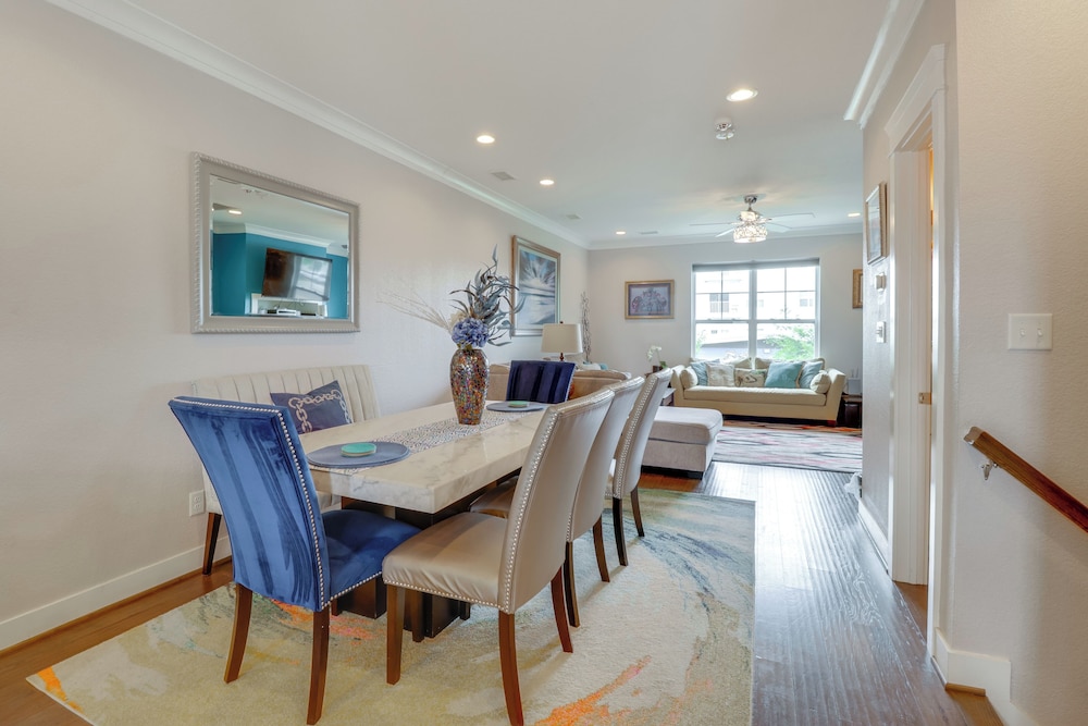 Walk to Ocean: Group Getaway in Virginia Beach!