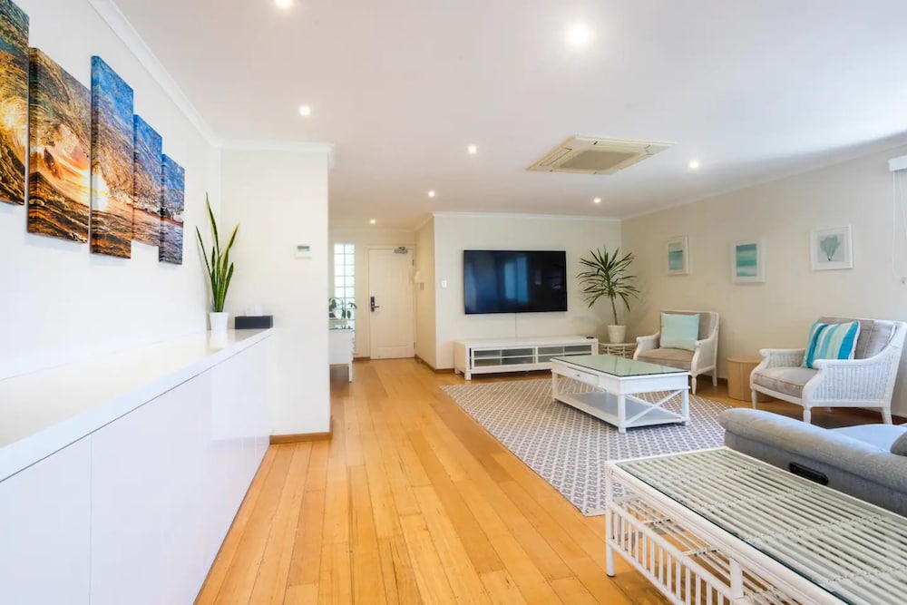 Beautiful 3BR Beachside Apt in Cottesloe!