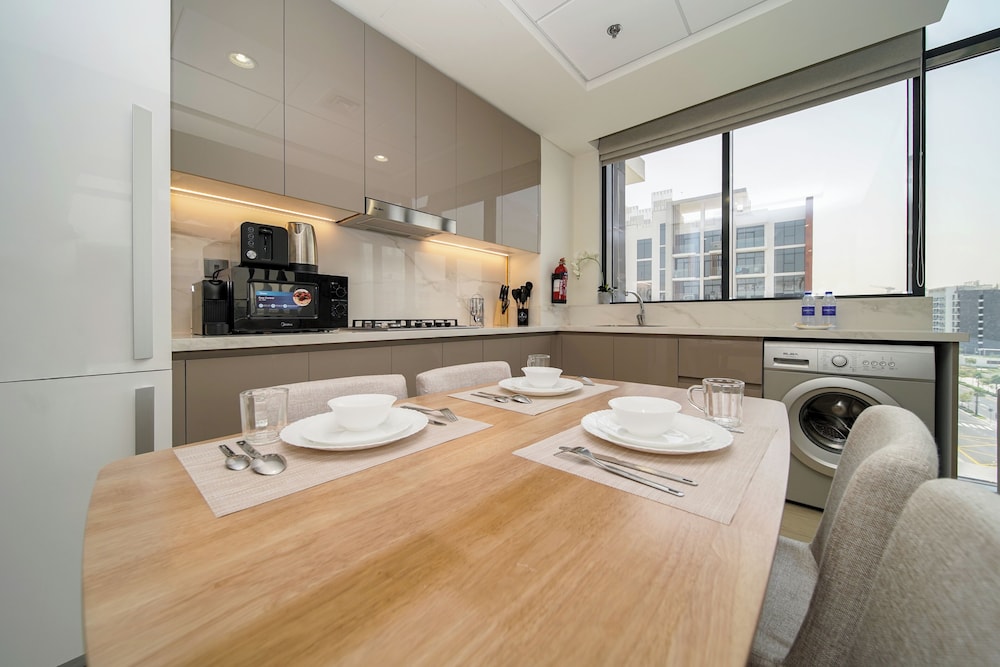 PVH - Stylish 1BR - Azizi Riviera