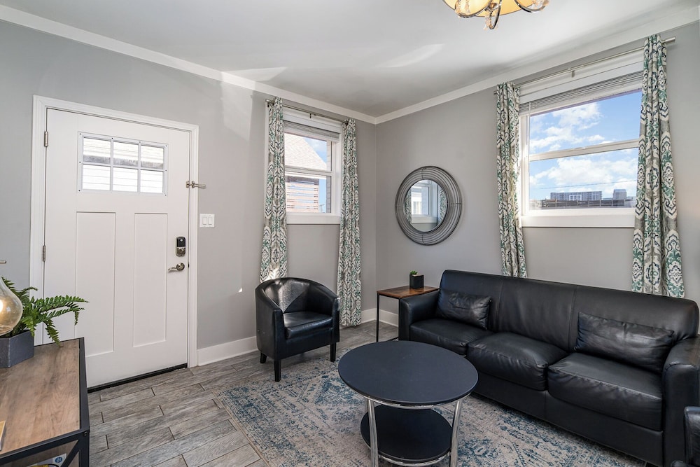 Opulent Pearl - Private Patio - Mins to Broadway