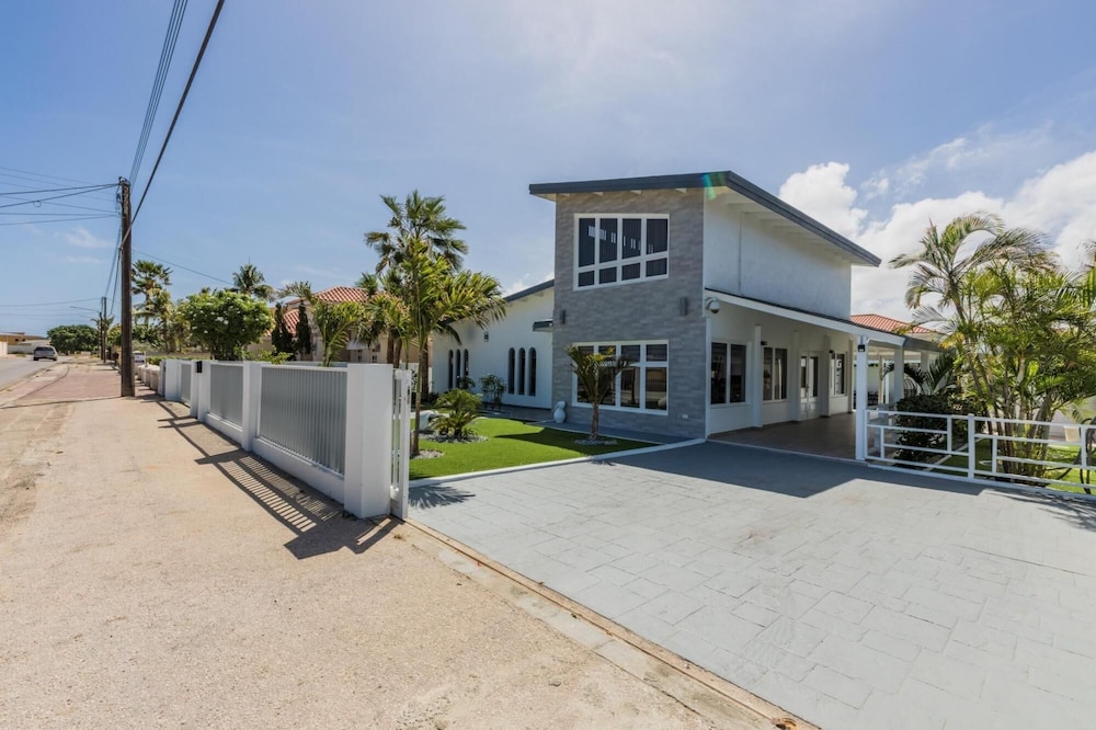 NEW Modern Stylish 6BR 6BA Villa Near Palmbeach