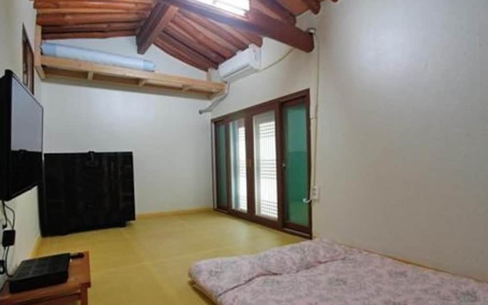 Youngcheon Gwiaegotaek Hanok Pension view 5