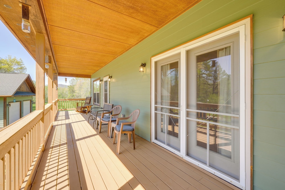 3 Mi to Hiawassee: 'berry Cute Country Cottage'
