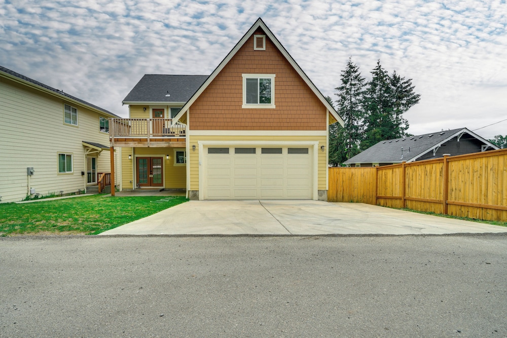 4 Mi to Dtwn: Modern Tacoma Home w/ Spacious Yard
