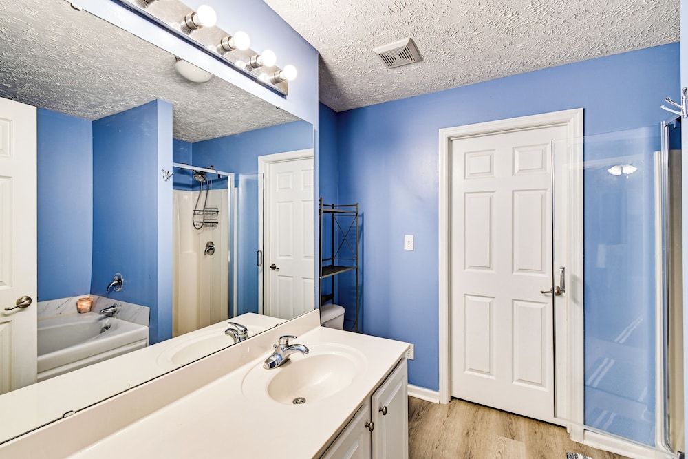Lake & Pool Access, Home Gym: Fayetteville Condo!