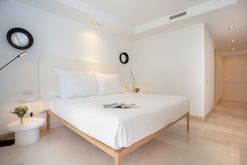 Bright Apartment Front of Beach Guadalmansa Beach