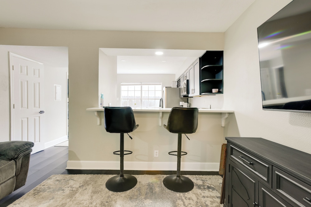 4 Mi to Iah: Suburban Houston Townhome