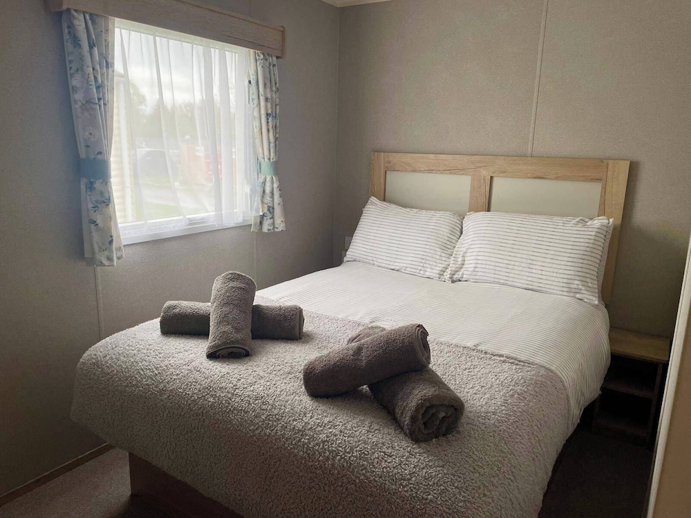 Cosy 3 Bedroom Caravan in South Cerney