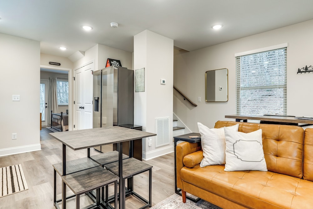 Ideal Location & Mountain Views: Chattanooga Home!