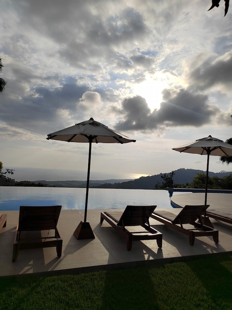 Lamangata - Luxury Surf Resort