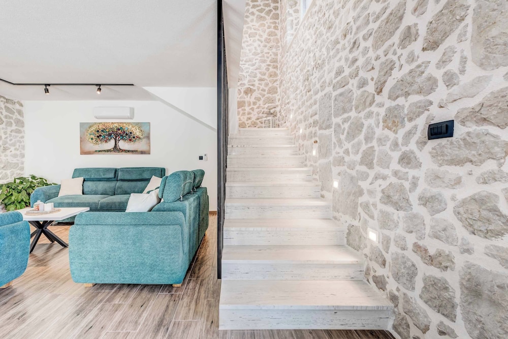 Villa Elegant Stone