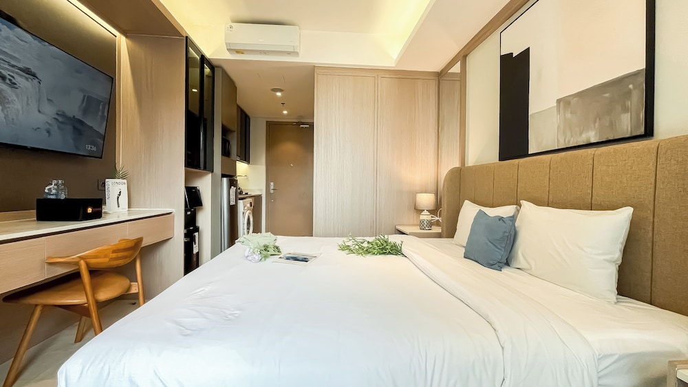 Modern Minimalist Studio Room At Gold Coast Apartment
