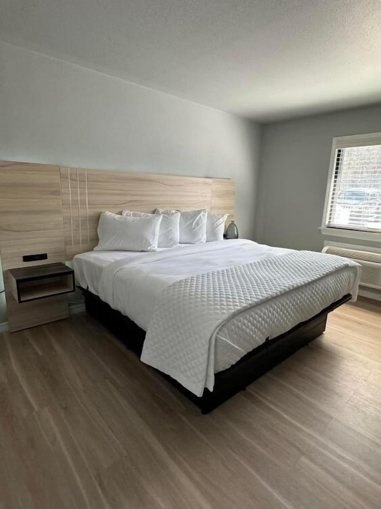 Road House Hotel  RV Park - Property Image 1