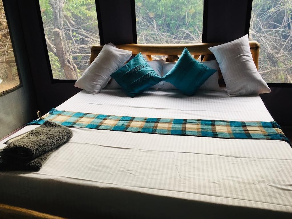 Podi Hoona Yala Safari Camp