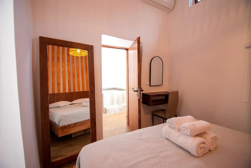 Santorini Luxury Suite w Rooftop Hottub Seaview