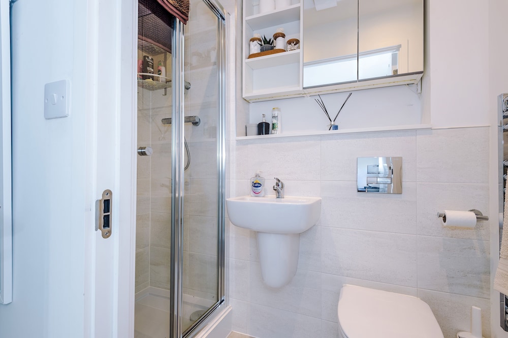 Luxury 2br in Salford, Slps 6, Wifi, Parking & ps5