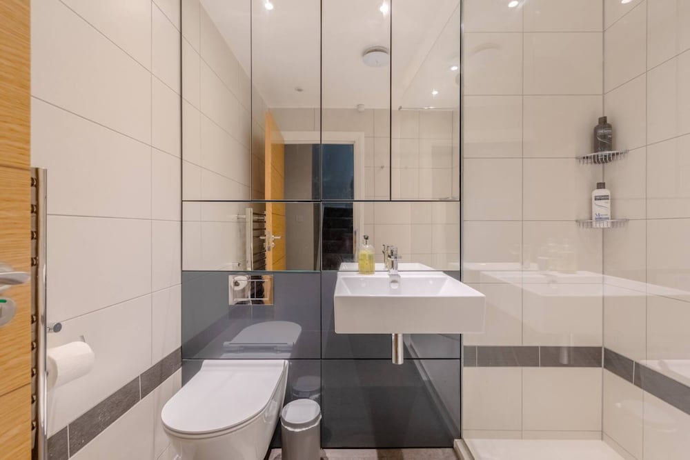 Chic & Spacious 2BD Flat -2 Mins to Baron's Court