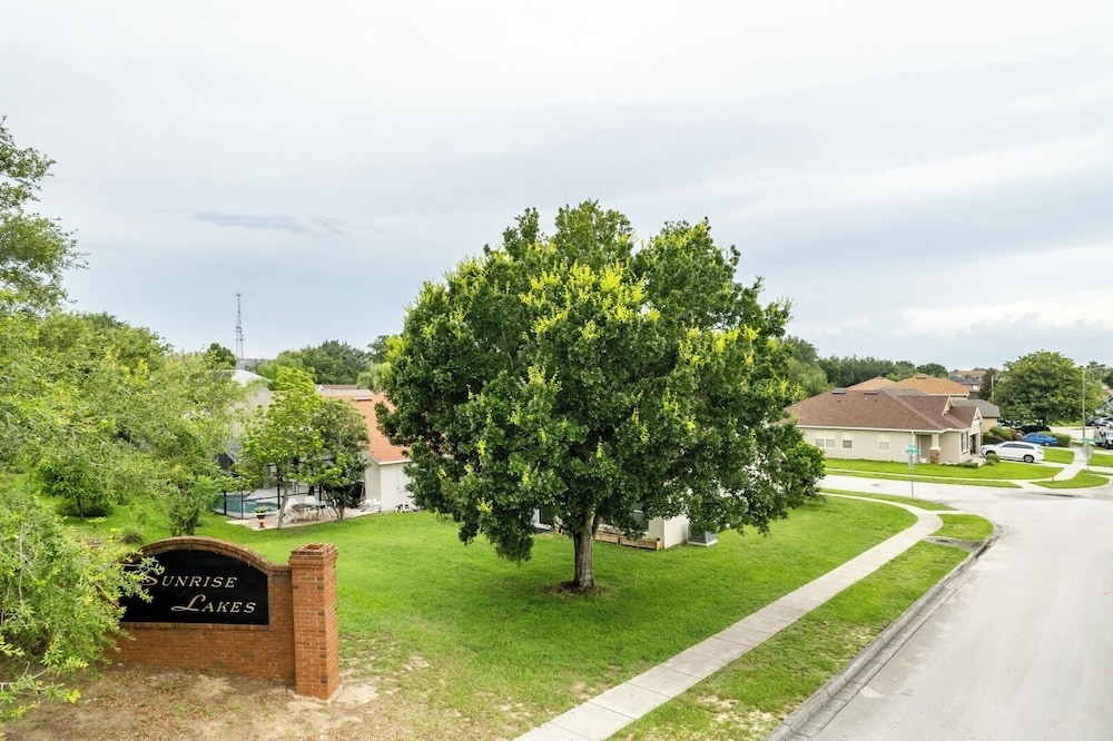 Cozy Queen BR + Pool Access Near Disney