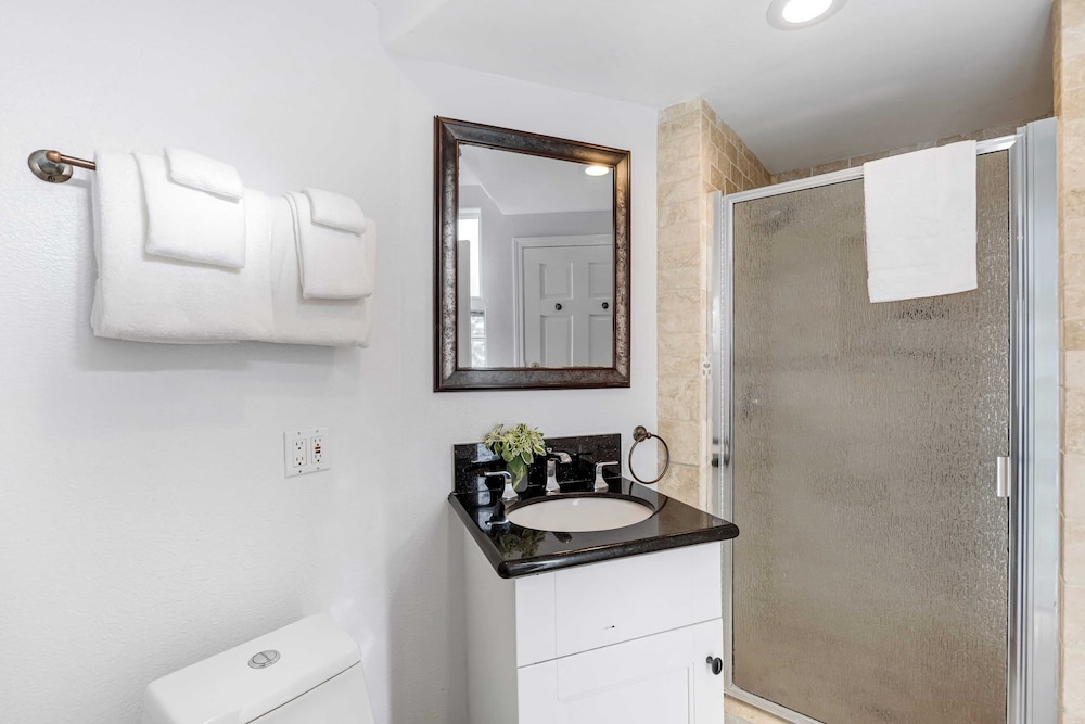 Sleeps 18 Steps to the Beach, Shops & Eateries Ocean Views, Patio, Fire Pit