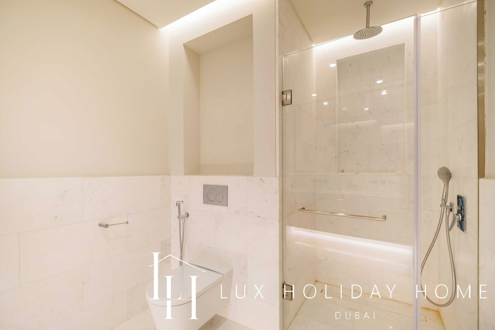 LUX Iconic Views at Palm Tower Studio