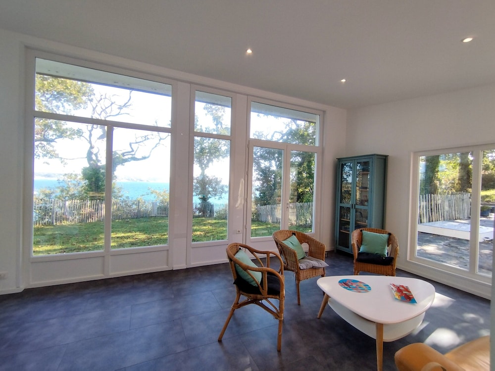 Superb Villa With sea View Near the Beach