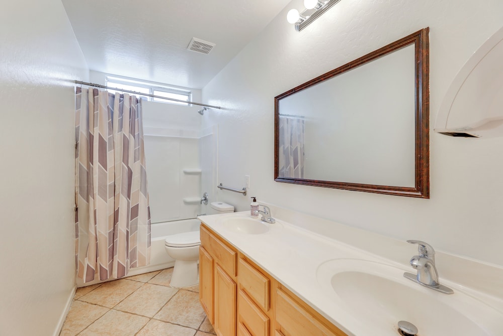 3 Mi to Santan Village: Home w/ Covered Patio