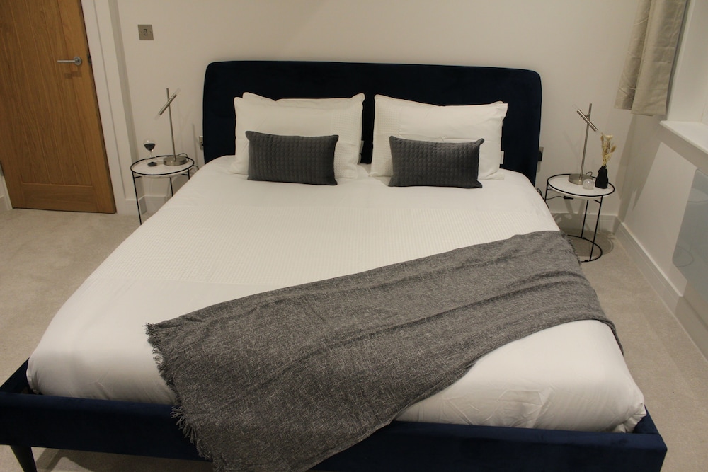 Luxury 2 Bed Apartment In Rochester view 2