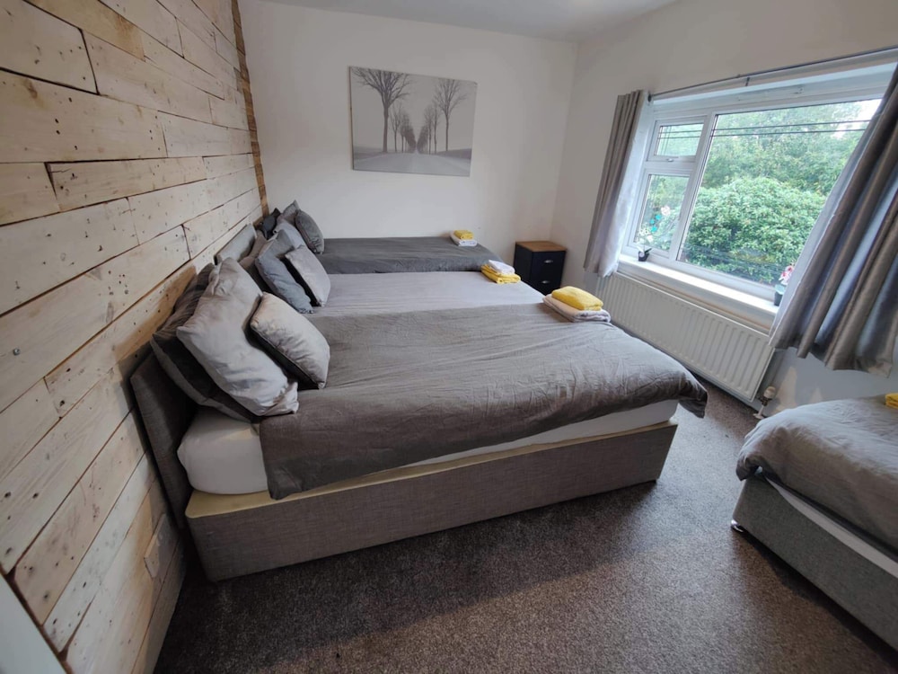 3 Bed House - Sleeps 7 - Garden - Parking - Wifi